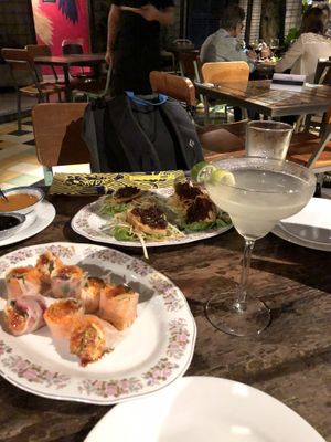 Starters: vietnamese rolls & tofu w. papaya chuttney at Paralelo Diecesiete 17 in Medellin