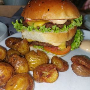 Banana Blossom burger with deep fried potatoes at Shady Lane in Mirissa