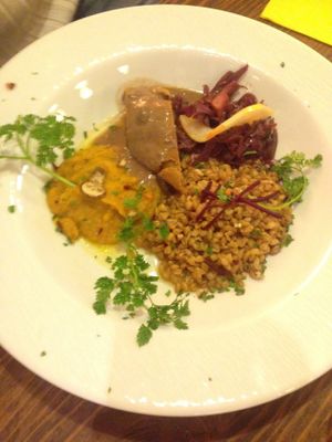 "Decouverte de la Semaine" - Seitan Wellington with butternut mash and lentils at Toutes Les Couleurs in Lyon