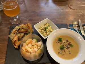 Surtido de entrantes: fruta, tofu revuelto, crema, y hojaldre de espinacas  at Toutes Les Couleurs in Lyon