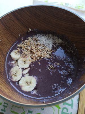 Açai bowl. Demasiado líquido y caliente. El platano pasado, además de que era bastante escaso y la única fruta que llevaba, a diferencia de las imágenes propias del restaurant at Soma Bistro in La Pineda