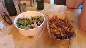 Ensalada Montessori y patatas beyond BBQ at Vegan Queen in Murcia