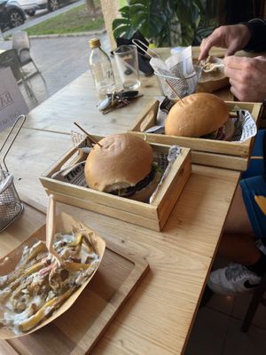 Burger, friends, and nuggets 🤤  at Vegan Queen in Murcia