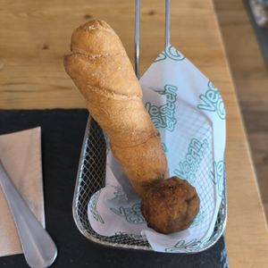 Tequeño y mini croqueta at Vegan Queen in Murcia