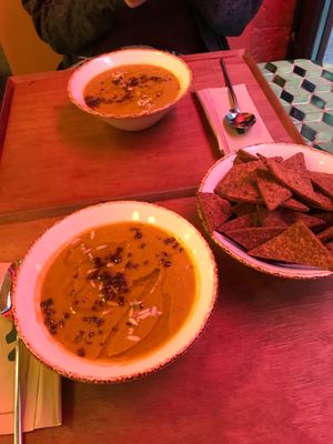 Soup of the day and flatbread chips at Juicy in Lisbon