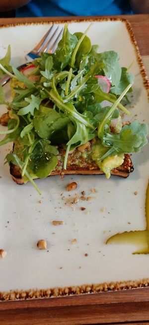 Chunky avocado at Juicy in Lisbon