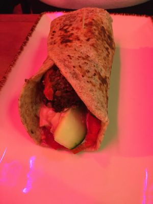 Egenbyggd wrap at Juicy in Lisbon
