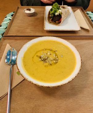 Sopa e wrap veganos at Juicy in Lisbon