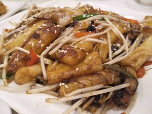 Rice noodle rolls in XO sauce at Three Virtues 三德食品 - North Point in Hong Kong Island