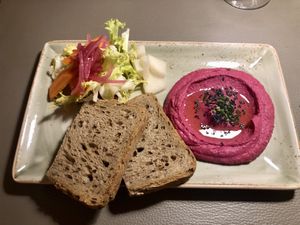 Beetroot hummus #Veganuary at Biocenter - Pintor Fortuny in Barcelona