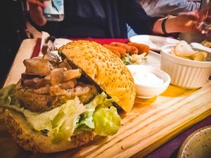 deliciosas hamburguesas! at Biocenter - Pintor Fortuny in Barcelona