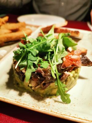Entrance : avocado, tomatoes, onions, seaweed, arugula, quinoa at Biocenter - Pintor Fortuny in Barcelona