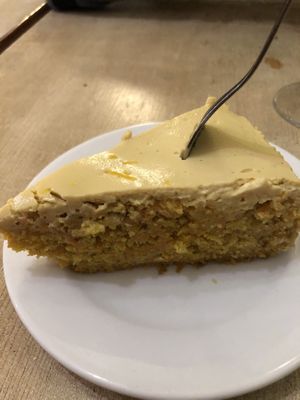 Carrot cake con cobertura de tofu 🤤 at Biocenter - Pintor Fortuny in Barcelona