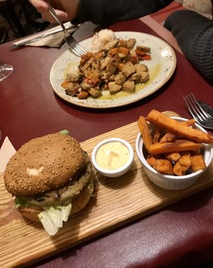Mushroom & Seitan Burger and Ginger Tempeh Stir-fry at Biocenter - Pintor Fortuny in Barcelona
