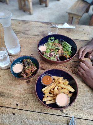 Tofu Poke bowl, cauliflower popcorn, fries with roasted garlic mayo and homemade ketchup at Nomad Café | Boutique in Weligama