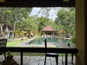 Blick auf Pool und Hotel  at Koththamalli by Rohan in Negombo