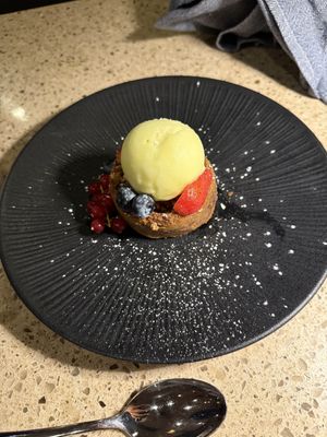 Apple crumble with mango sorbet   at Ike's Bistro in Oranjestad