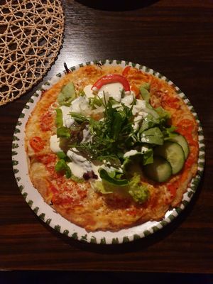 Pizza Sandwich mit Salat und Paprika. Außerdem Veganer Käse at Da Vinci in Siegen