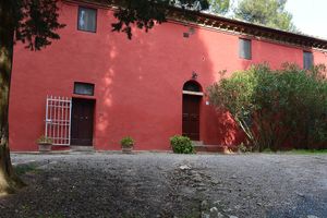 Casa Divina is a beautiful country house, immersed in a forest of amazing pine trees, and ancient olive trees.
Located on a hill-top, in the silent quiet Tuscan countryside, it is the perfect destination for relaxing and inspiring holidays. at Casa Divina in Pisa