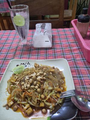 Pad thai at Mama Lao in Nong Khiaw