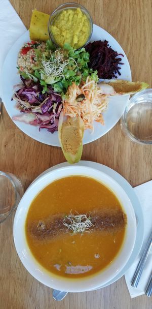 Soup of the day + Plat L'essentielle at PH7 Equilibre - Temple in Paris
