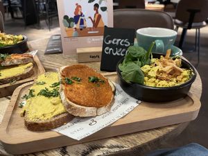 Kluts Vrei; Homemade vegan egg salad with vegan bacon. Served with sourdough bread with creamy hummus and romesco spread  at Anne&Max in Haarlem