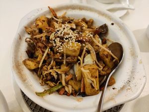 Rice noodle roll with XO sauce in hot pot at Sino Vegetarian Restaurant 大中華素食 in Kowloon