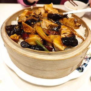 Steamed rice with mushroom toppings at Sino Vegetarian Restaurant 大中華素食 in Kowloon