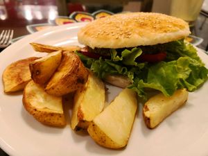 Vegan hamburger with potato wedges at Corazon Contento in San Martin De Los Andes