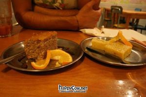 Orange cake and lemon bar at Juicy Jones - Cardenal in Barcelona