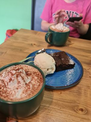 Kakao mit Kokostopping, warmer Brownie mit Vanilleeis. at Bravocados in Tofino