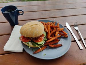 Veganer Burger + Süßkartoffelpommes at Ab ans Ufer in Markranstadt