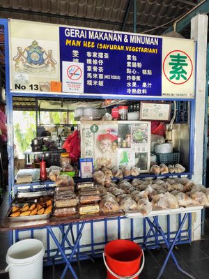 Stall front, beside the famous ice kacang stall at Gerai Makanan & Minuman Man Hee Stall in Johor Bahru