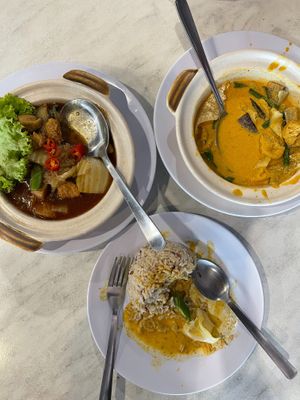 ✅32 瓦煲银丝杏鲍菇 Claypot Glass Noodle Fried with King Mushroom RM30
✅48 咖喱杂菜 Curry Mix Vegetable RM25
✅111 糙米饭（小）Brown Rice RM2
 at V Kitchen Restaurant in Petaling Jaya