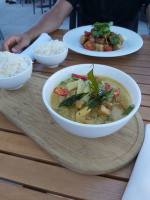 Vegan curry and sweet & sour tofu at Siam Restaurant Thai in Brossard