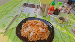 Pad thaoi with tofu and veggies at Wok & Roll in Celje