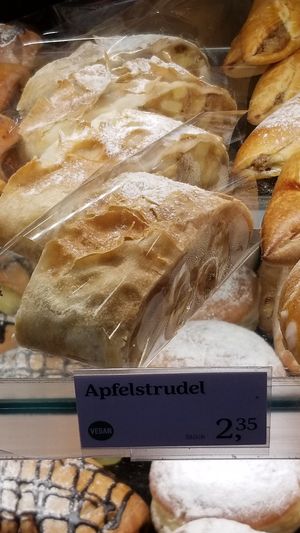 Great apple strudel at Anker - Stephansplatz in Vienna