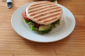 Vegan sandwich whith hummus and avocado at Gud  in Arequipa