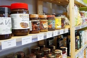 Alimentacion vegana, tienda vegana en Barcelona, Vegacelona at Plant Based Market in Barcelona