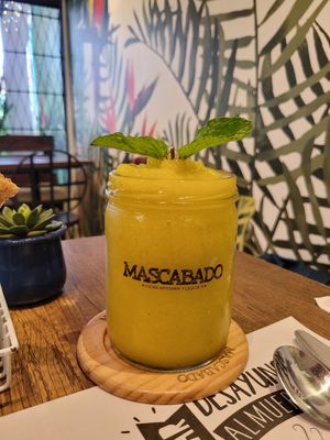 Mango/Maracuja smoothie at Mascabado in Cali