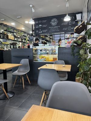 Counter  at Raffi's Bagels - Estefania in Lisbon
