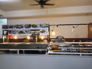 很多选择 at Yuan Wei Veggie House in Masai