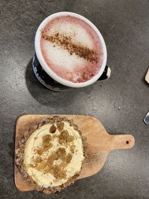 Mango cheesecake with feel the beet latte at Eight - The Health Lounge in Lisbon