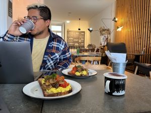 Tofu scramble toast with mushrooms and cherry tomatoes accompanied by the "Vanilla Sky" latte at Eight - The Health Lounge in Lisbon