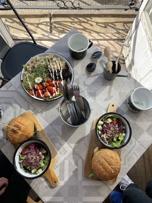 Tofu and tempeh burgers, and quinoa & beans bowl #Veganuary at Eight - The Health Lounge in Lisbon