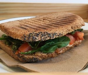 Tosta Tundra: Tomate, Espinafre, pesto, creme de Castanhas e Tomate Seco, Tofu defumado. Eu pedi cogumelo no lugar do tof, mas não veio nenhum dos dois..   at Eight - The Health Lounge in Lisbon