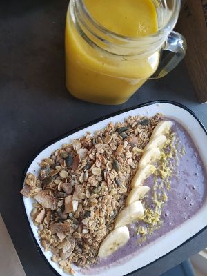 Blueberry Muffin smoothie bowl at Eight - The Health Lounge in Lisbon
