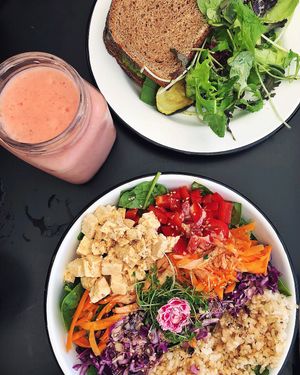 Asian Wonder salad and Backyard panini at Eight - The Health Lounge in Lisbon