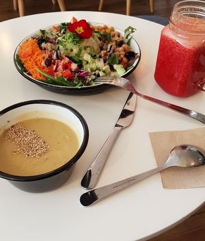 Cream cauliflower soup, power bowl and beat juice at Eight - The Health Lounge in Lisbon