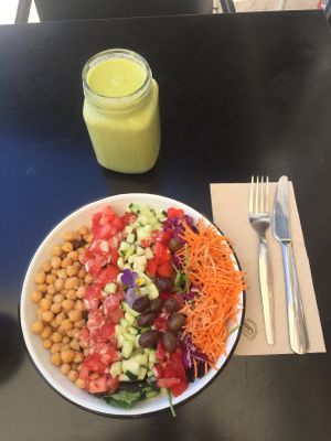 Smoothie and superbowl salad at Eight - The Health Lounge in Lisbon